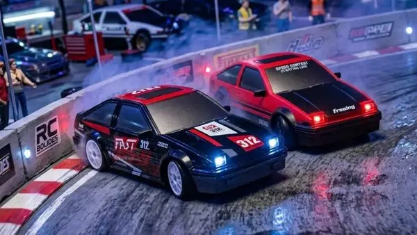 Duo AE86 noir Honda rouge drift battle JDM showdown Initial D Mont Akina