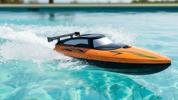 Hydro Racer 33 orange en pleine course dans piscine cristalline