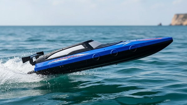 Hydro Racer 33 bleu cobalt en saut sur vague de mer