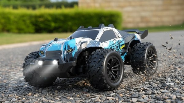 Buggy SG318 Mini bleu sur allée de gravier outdoor jardin