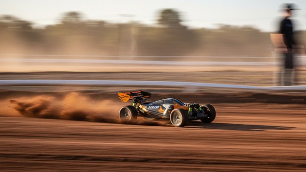 Buggy RC Storm Raider 80 km/h sur piste terre rouge - effet panning vitesse
