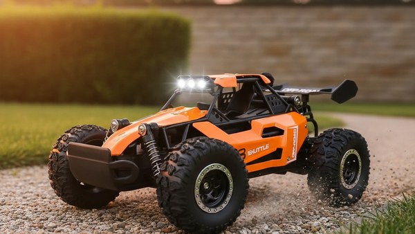 Buggy ORS-8 orange sur chemin de gravier au coucher de soleil