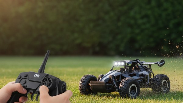 Buggy ORS-8 noir piloté à la télécommande sur pelouse de jardin