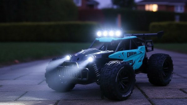 Buggy ZWN 8 cyan en mode nuit avec barre LED 4 phares allumés