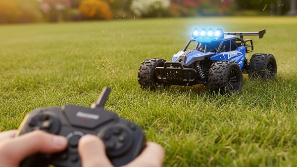 Buggy ZWN 8 bleu piloté par un ado dans le jardin