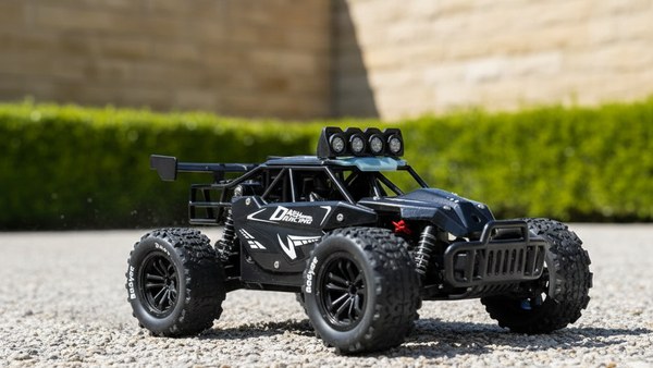 Buggy ZWN 8 noir traversant un passage de gravier dans une cour ensoleillée