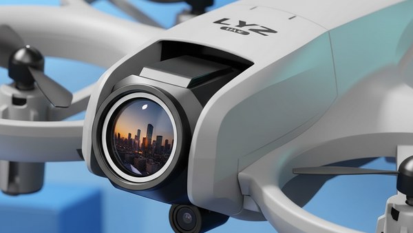 Caméra du drone LYZ-RC en vue rapprochée avec reflet urbain