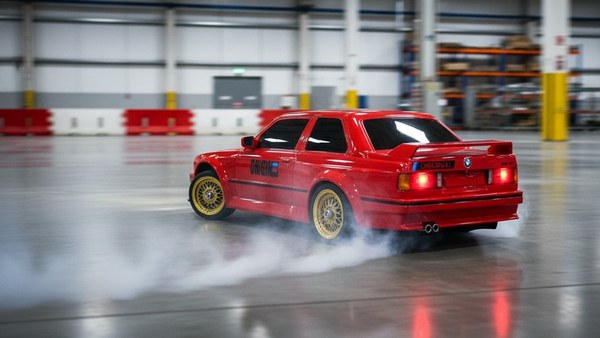 RC DRIFT BMW E30 M3 rouge — drift propre indoor sur béton