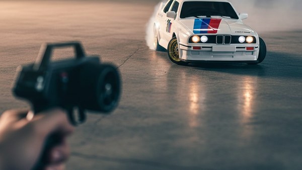 RC DRIFT BMW E30 M3 blanche — pilotage radio 2.4 GHz