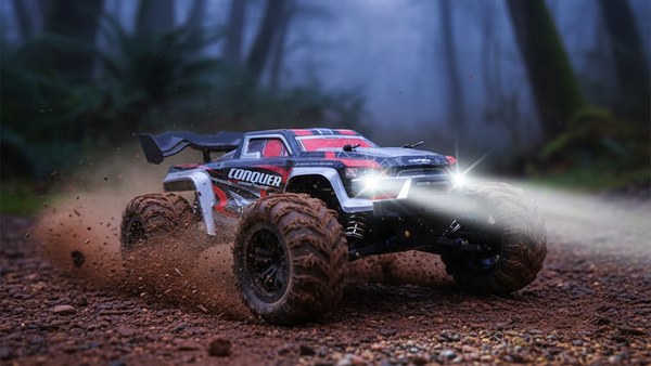 Truggy 16101 phares LED frontaux blancs allumés en mode crépuscule forêt