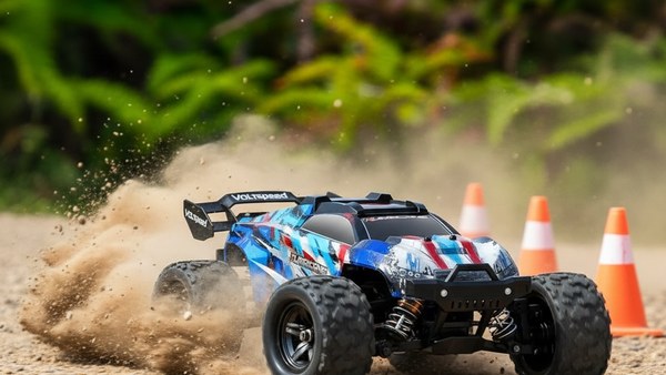Hurricane Monster Truck bleu sur route de terre battue avec poussière