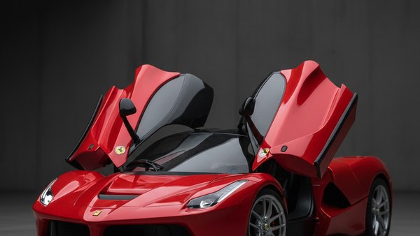 Voiture télécommandée Ferrari rouge avec portes papillon ouvertes en V
