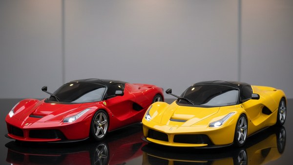Duo Ferrari LaFerrari rouge Rosso Corsa et jaune Giallo Modena côte à côte showroom