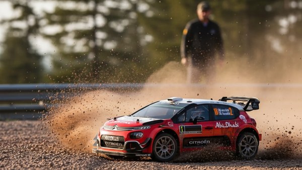 Voiture télécommandée WRC C3 — drift maîtrisé sur gravier