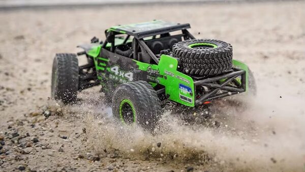 Buggy RC Neo-Raid 4x4 vert virage piste terre poussière dérapage