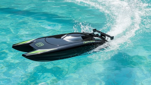 Bateau HY-Sport noir vert fluo virage piscine carrelage maniabilité bimoteur reactif