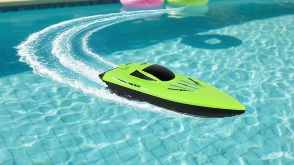 Bateau RC Speedy CR1990 vert piscine jardin ete trace courbe vacances