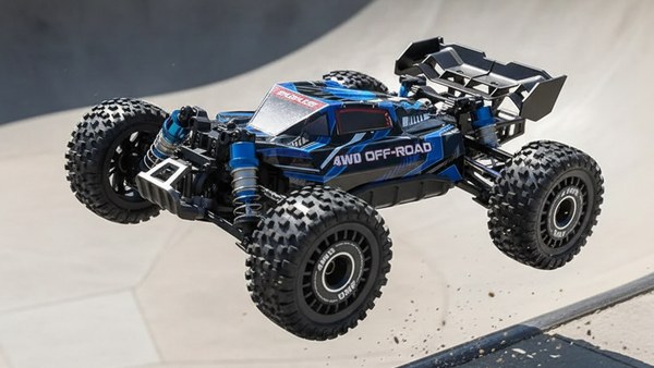 Buggy Hyper-Z 16 en plein saut spectaculaire au-dessus d'une rampe de skatepark