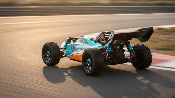 Buggy Mach-95 Pro carving une courbe à 95 km/h avec aileron arrière prominent