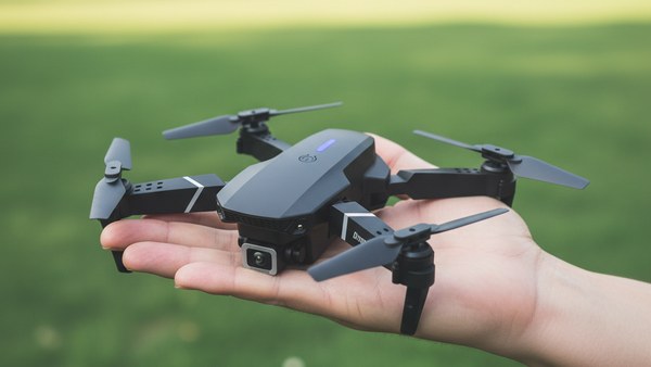 Drone E88 Pro paume main format poche compact pliable 12 cm