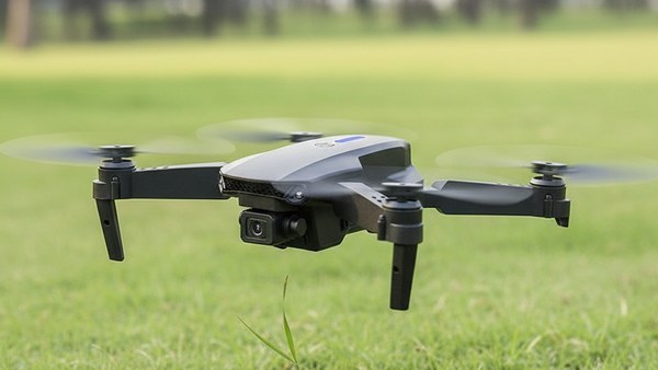Drone E88 Pro decollage parc pelouse herbe vert ete jardin