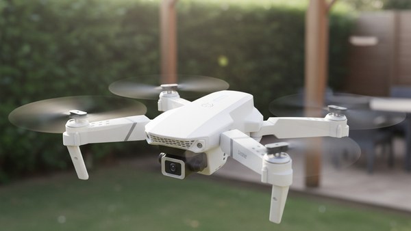 Drone E88 Pro vol stationnaire blanc jardin altitude hold maintien stable