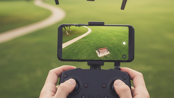 Drone E88 Pro smartphone clip radio ecran FPV parc outdoor pilotage