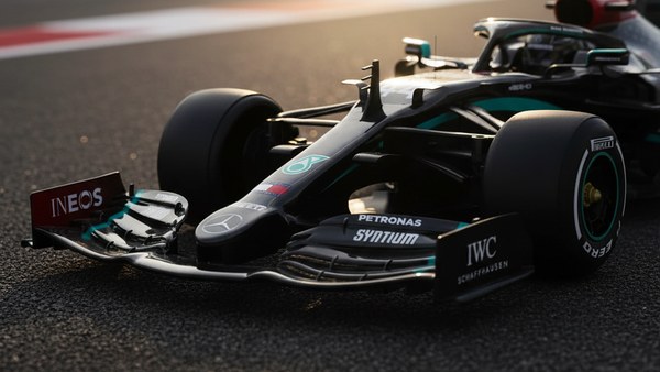 F1 RC Mercedes aileron avant complexe multi elements aerodynamique closeup