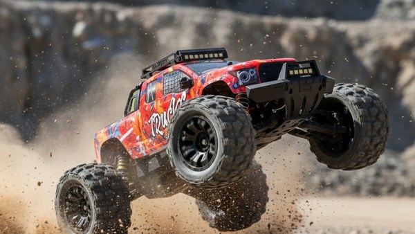 Monster Truck Titan Max 10 rouge saut bosse carrière airtime brushless