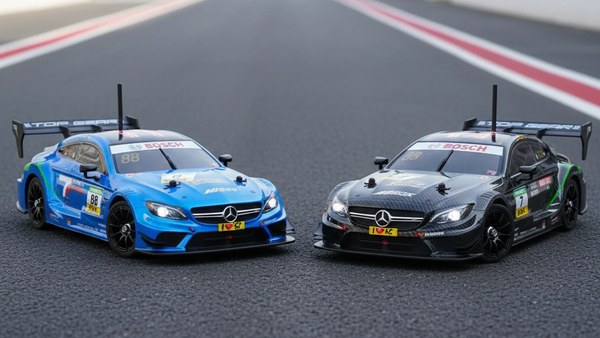Duo Mercedes-AMG C 63 DTM Bleu et Noir pit lane circuit collector