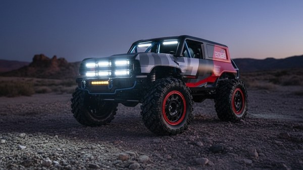 Bronco-X Pro hero static front LEDs allumées twilight desert plateau twilight