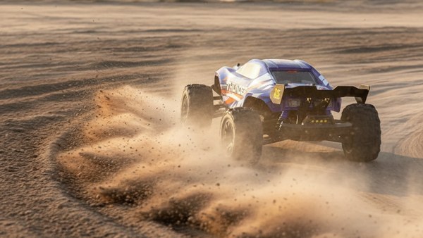 Truggy RC Kinetic-X 3S Thunder bleu drift virage piste dust