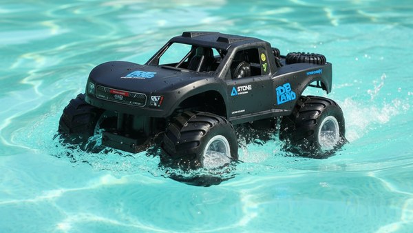 Q156 cascadeuse amphibie bleue flotte nage piscine vague eau