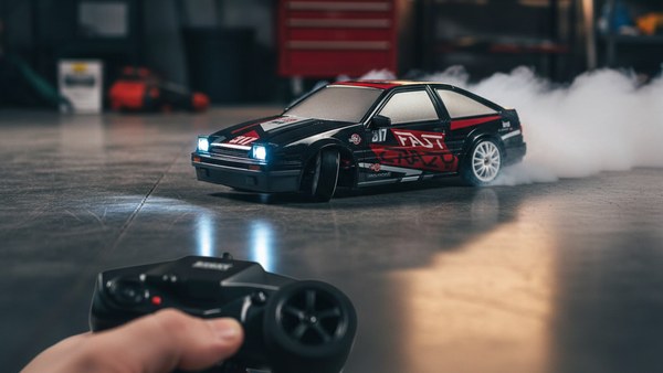 Pilotage AE86 noir main adulte radiocommande pistolet garage drift JDM session
